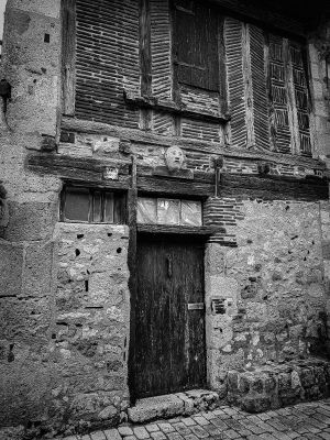 Photographie en noir et blanc d'une vielle maison de ville à Port-Sainte-Marie..